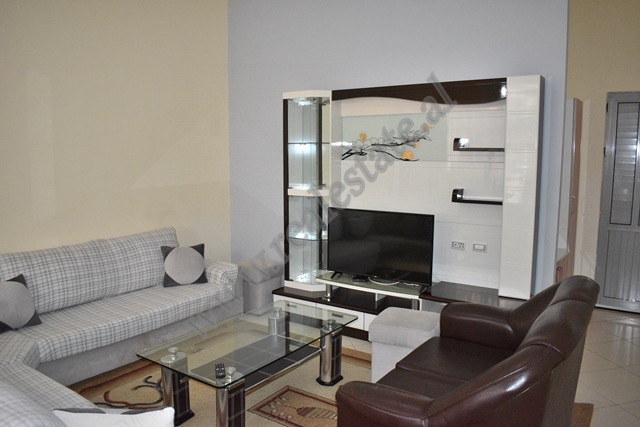 Apartament 2+1 me qira ne rrugen Rrapo Hekali ne Tirane.
Apartamenti pozicionohet ne nje lagje te q